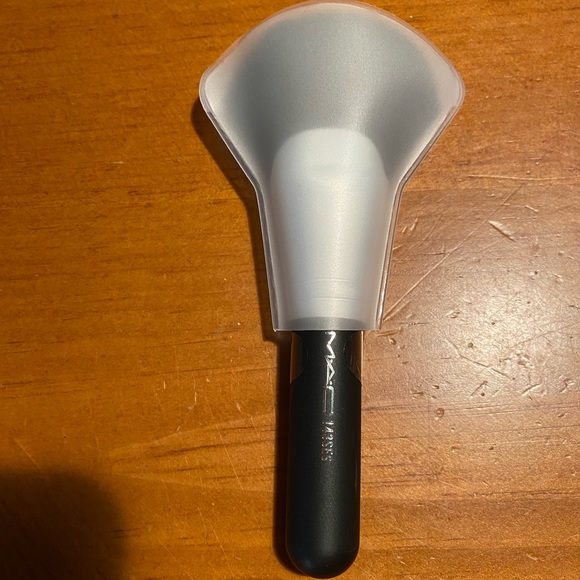 MAC Medium Face Fan Brush 143SES - Picture 8 of 11